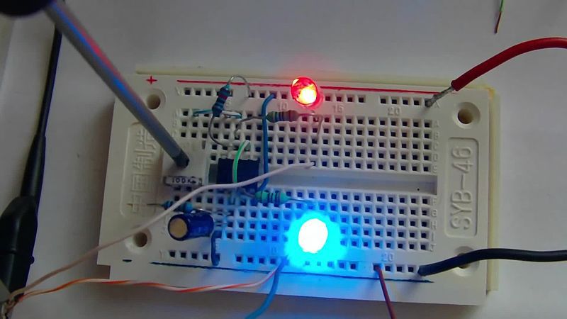 Przykładowy układ z mrugającą diodą oparty o NE555 | Źródło: Wikimedia Commons, autor: MrStanleZ