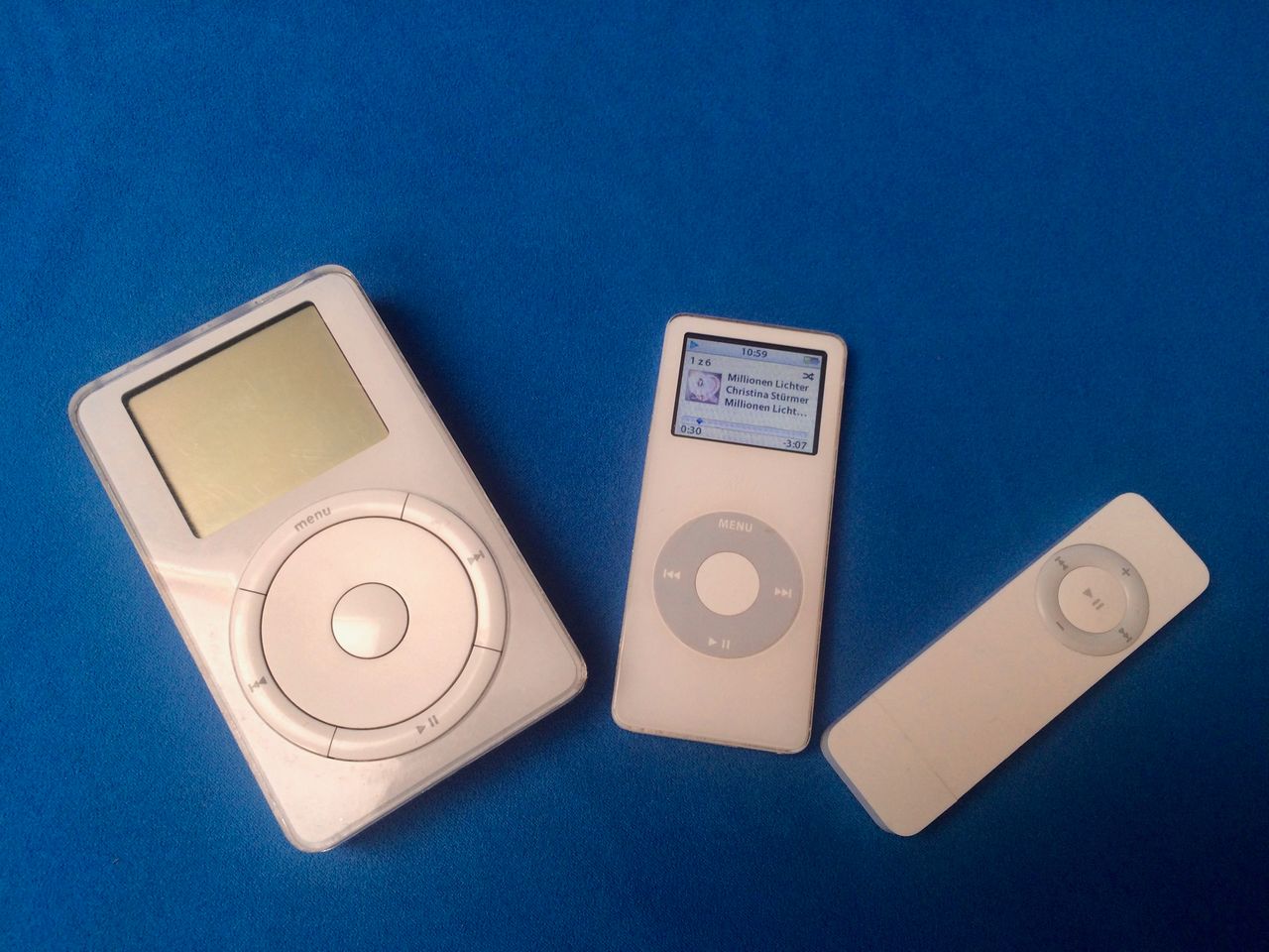 Pierwszy iPod, pierwszy iPoda Nano i pierwszy iPod shuffle.