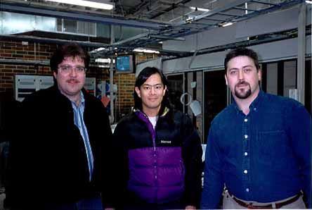 Ta trójka zniszczyła Kevina Mitnicka. Od lewej: znienawidzony dziennikarz John Markoff, specjalista od spraw zabezpieczeń Tsutomu Shimomura i technik telekomunikacyjnej firmy Sprint – Jim Murphy. (Źródło: http://www.i-slownik.pl/934,mitnick-kevin/)  