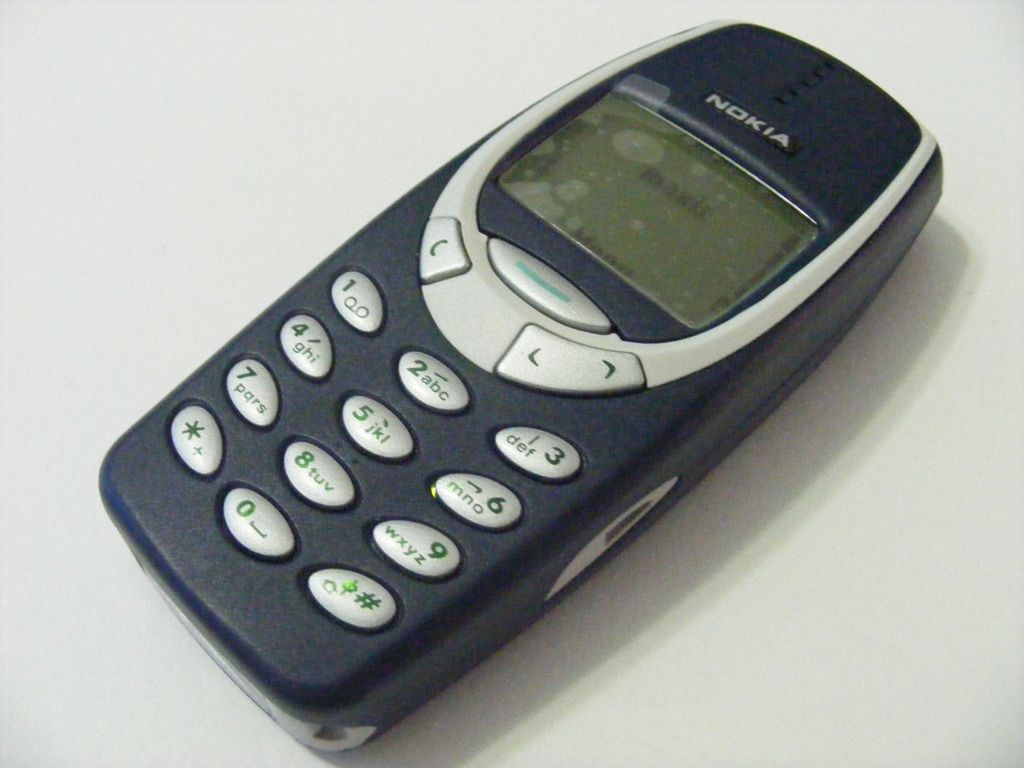 Wytrzymała, lubiana Nokia 3310. Jedna z promotorek gry Snake. Premiera 2000 rok.