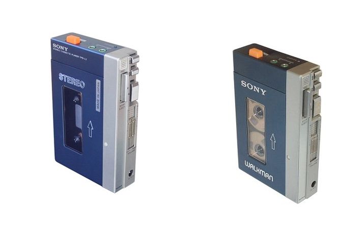 Walkman Sony. Po lewej pierwsza seria, bez nazwy Walkman. Po prawej Walkman jaki trafił na rynki europejskie i USA, oraz poźniej na rodzimy rynek japoński.