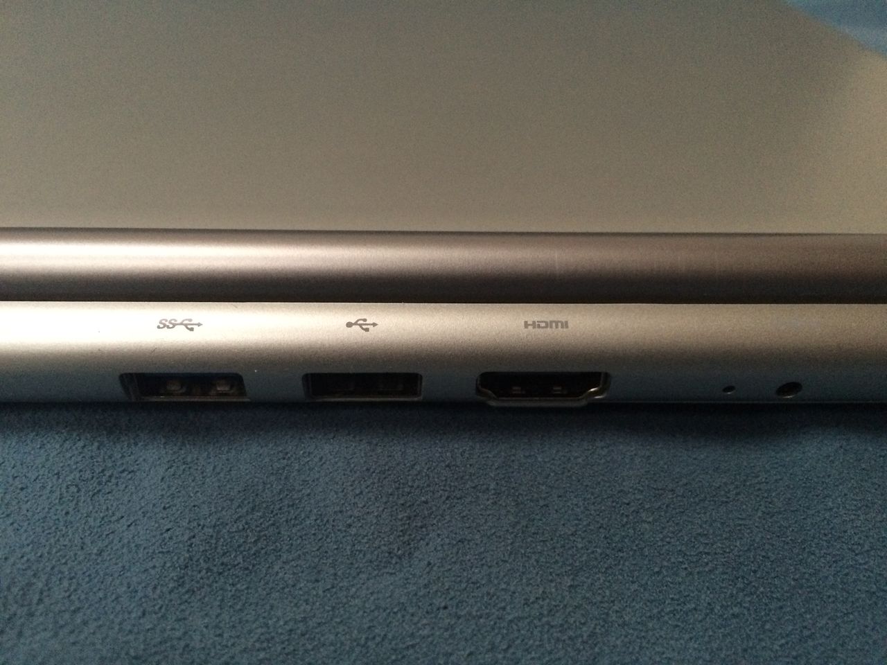 Gniazdo USB 3, gniazdo USB 2 i gniazdo HDMI. Chromebookowi tyle powinno wystarczyć.