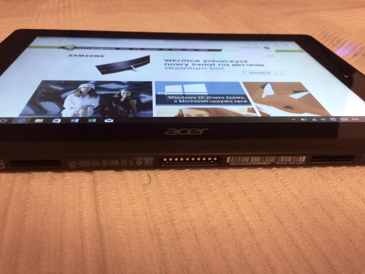Złącze Acer Switch 10 E łączące jednostkę centralną z ze stacją dokującą, to zmodyfikowane USB.