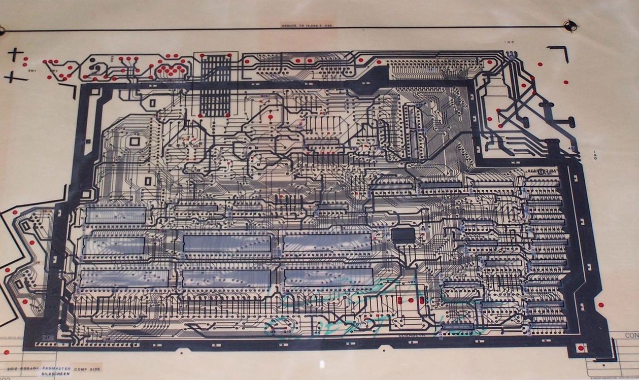 Folia płyty głównej Atari 1200. W prawym górnym rogu widoczna 50-pinowa magistrala.