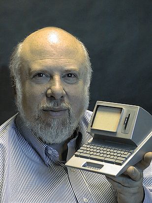 Jeff Raskin (pierwszy twórca koncepcji Macintosha) z modelem... właśnie czego. Raskin nie zajmował się wzornictwem. Prezentowany model może być zbliżony do koncepcji Apple II z rączką do transportu.