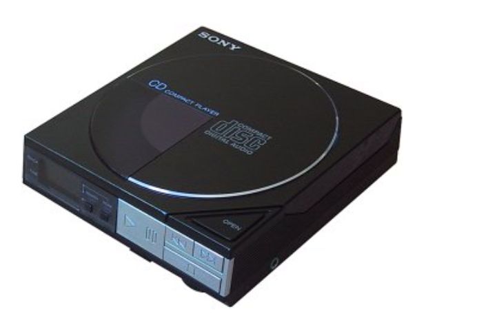 Sony D-50, pierwszy przenośny, choć nie do końca Discman. Na zdjęciu bez modułu z bateriami. Zdjęcie: Sony.