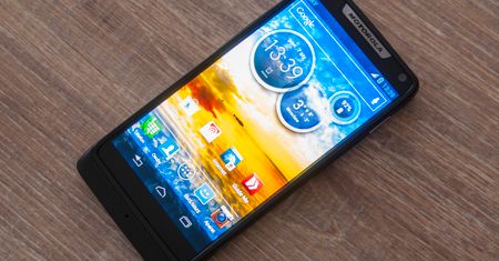 Motorola RAZR i — Intela atak atomowy