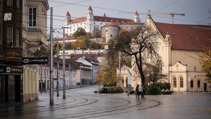 Rząd Słowacji wprowadza stan wyjątkowy i dwutygodniowy lockdown.