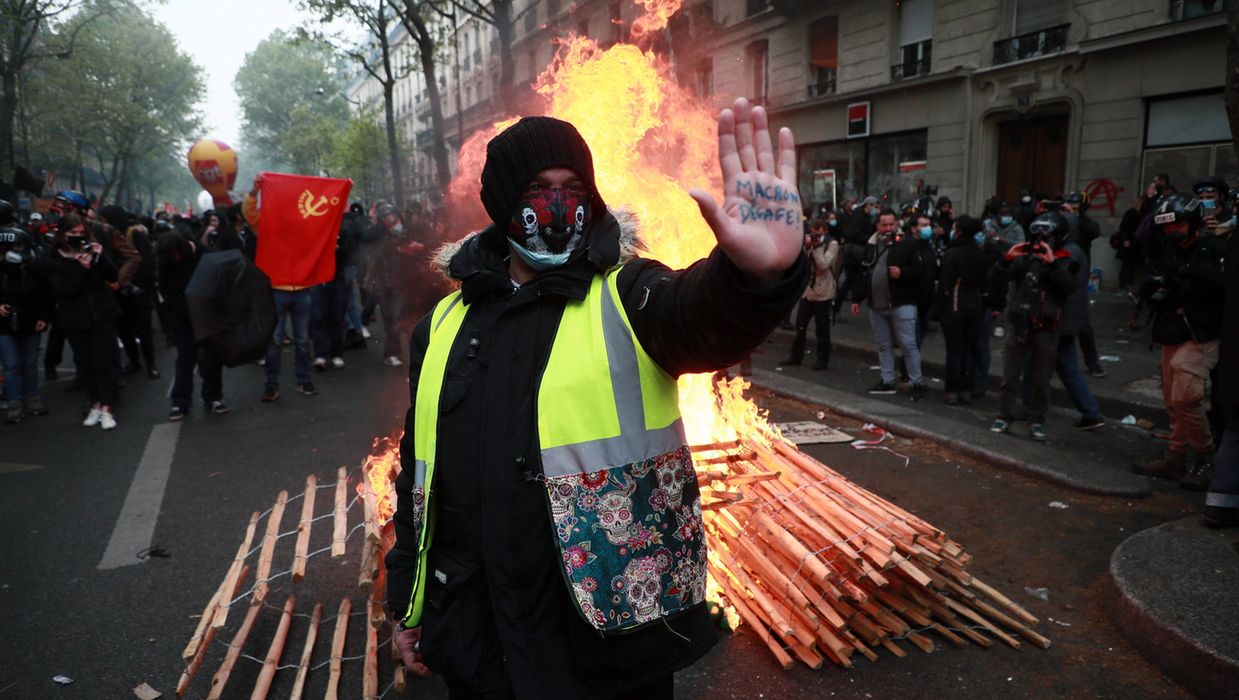 Francja: Antyszczepionkowcy i „żółte kamizelki” protestowali przeciwko paszportom szczepionkowym