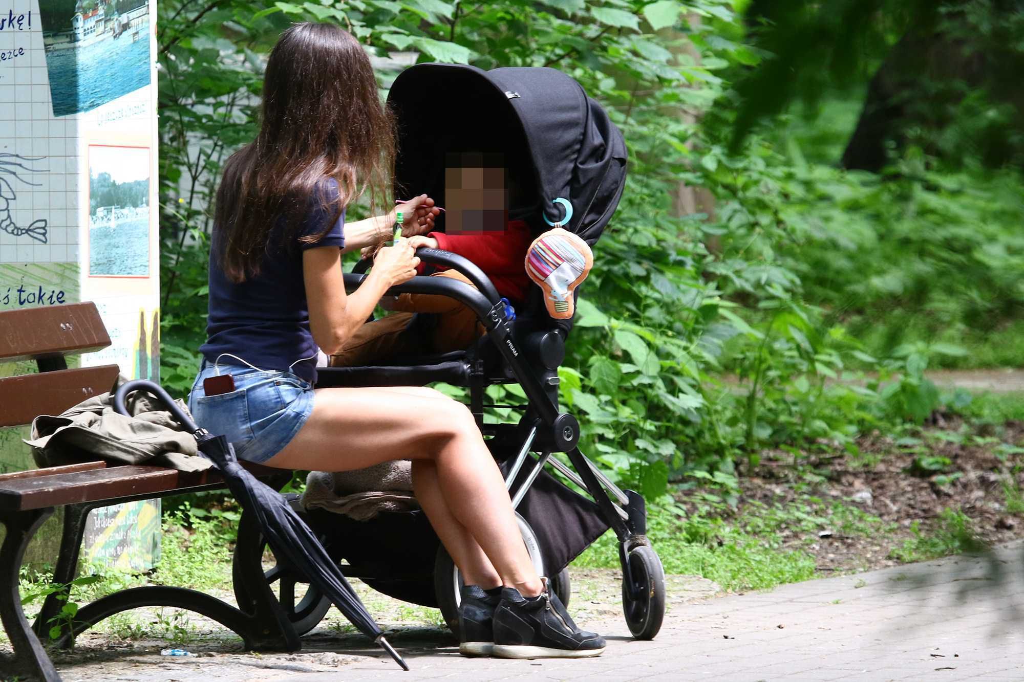 Marta Kaczyńska karmi syna na spacerze paparazzi