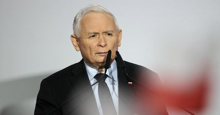 Nie milkną echa słów Kaczyńskiego o “ryżym Tusku” jako “wrogu narodu”. “Dokładnie takiego języka wobec intelektualistów używał Gomułka”