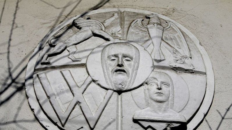 Swastyka jest wkomponowana w literę W. Na pierwszy rzut oka trudno ją dostrzec.