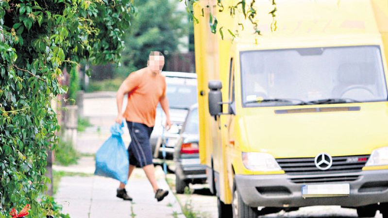 Żółta furgonetka kursowała na Julianowie