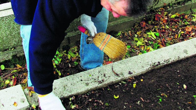 Podczas porządków  na cmentarzach można znaleźć list