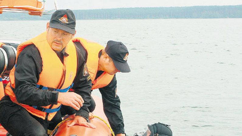 Strażacy wspólnie z ratownikami WOPR bezskutecznie szukali przed rokiem ciała 28-letniego Łukasza