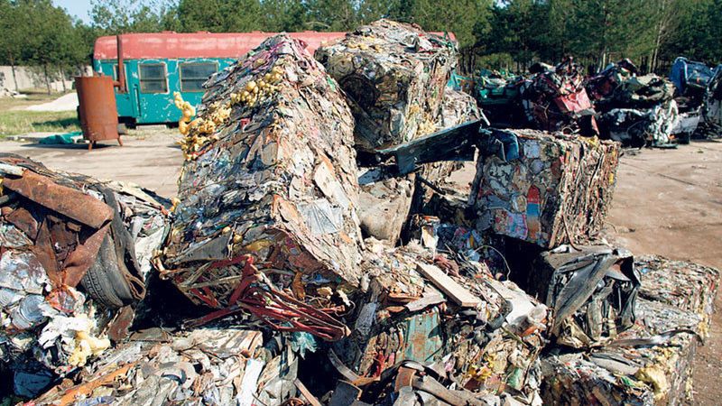Specjalna prasa hydrauliczna z wraków zrobi niewielkie metalowe paczki.