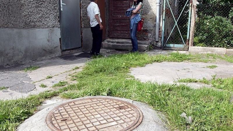 Mieszkańcy ul. Karmelkowej są pewni, że w studzience znajdują się szczątki ofiary sąsiada