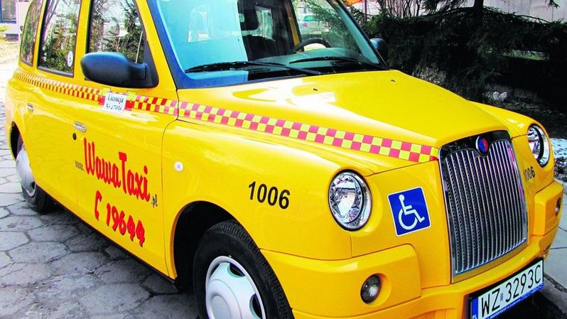Londyńskie taksówki mają udogodnienia dla niepełnosprawnych: podest i wysuwane siedzenie