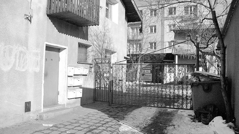 Nożownika znaleziono w garażu, na podwórzu własnego domu, przy ul. Cezaka w Zgierzu.