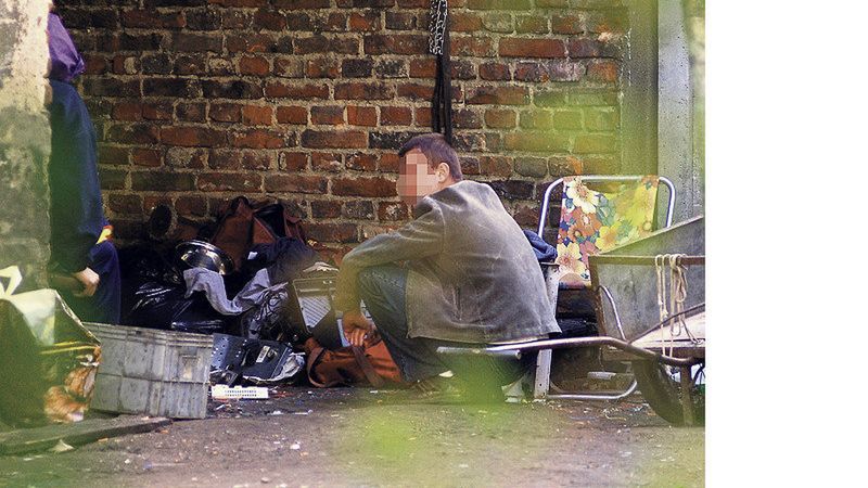 Opuszczone garaże zaanektowali kloszardzi. I robią tu co chcą