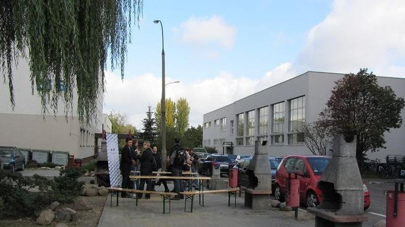 W czwartek po południu na placu pomiędzy akademikami odbyła się konferencja prasowa, w nocy zaś miało być ciche grillowanie...