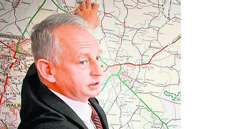 Starosta Zygmunt Worsa pokazuje przebieg trasy kolejowej