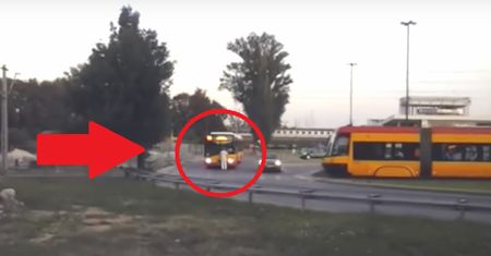 Kierowca autobusu go nie wpuścił, więc... zablokował pojazd własnym ciałem