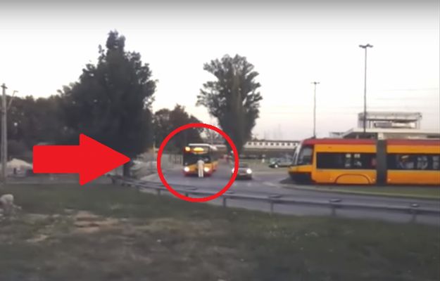 Kierowca autobusu go nie wpuścił, więc... zablokował pojazd własnym ciałem