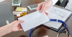 Polacy płacą za badania laboratoryjne, mimo że są one refundowane