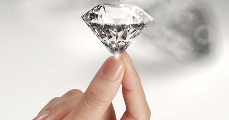Przemytniczka połknęła diament o wartości 245 tys. euro