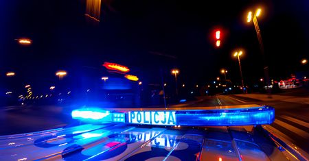 Chciał skoczyć z trzeciego piętra budynku. Uratowali go policjanci
