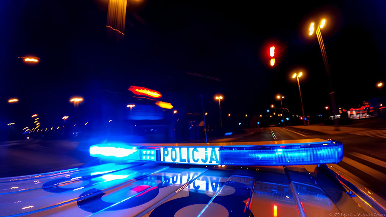 Chciał skoczyć z trzeciego piętra budynku. Uratowali go policjanci