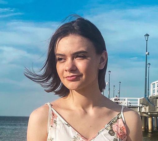 Julia Wróblewska w krótkich włosach wspomina przyjaciela