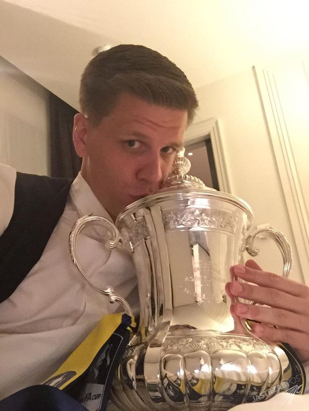 Wojciech szczęsny z pucharem FA Cup