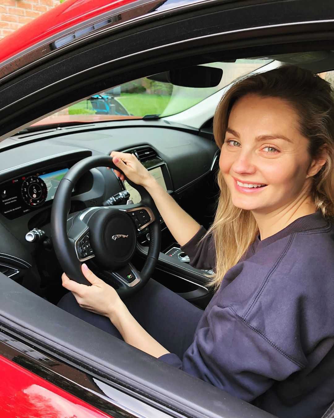 Małgorzata Socha za kierownicą Jaguara bez makijażu