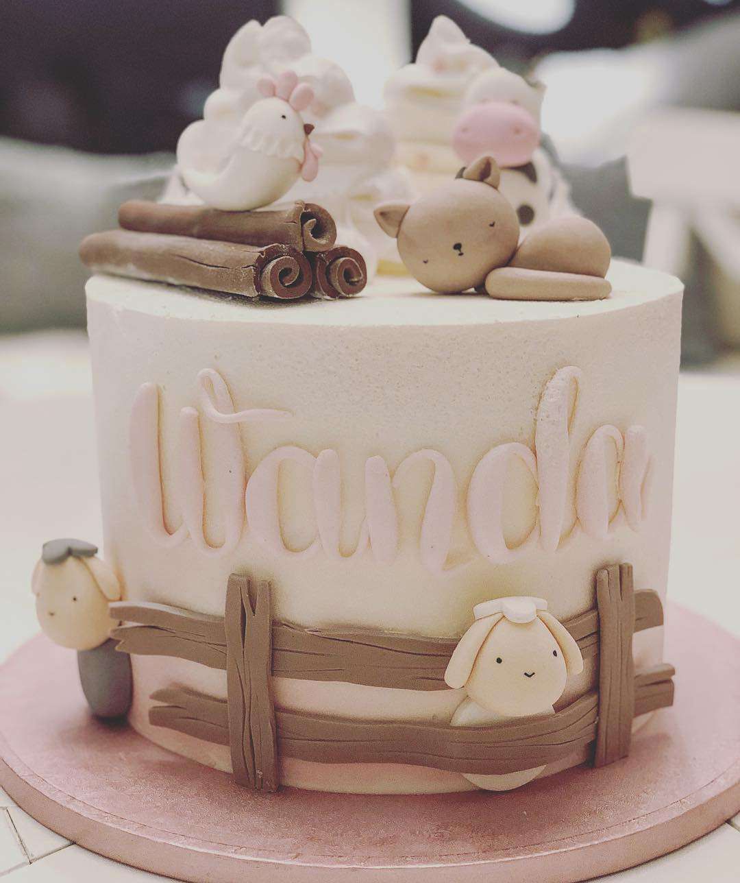 Urodzinowy tort dla rocznej Wandy