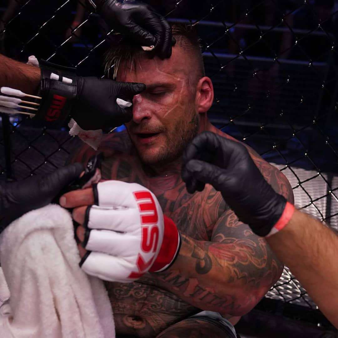 Erko Jun pokonuje Popka -  fot. Instagram ksw_mma