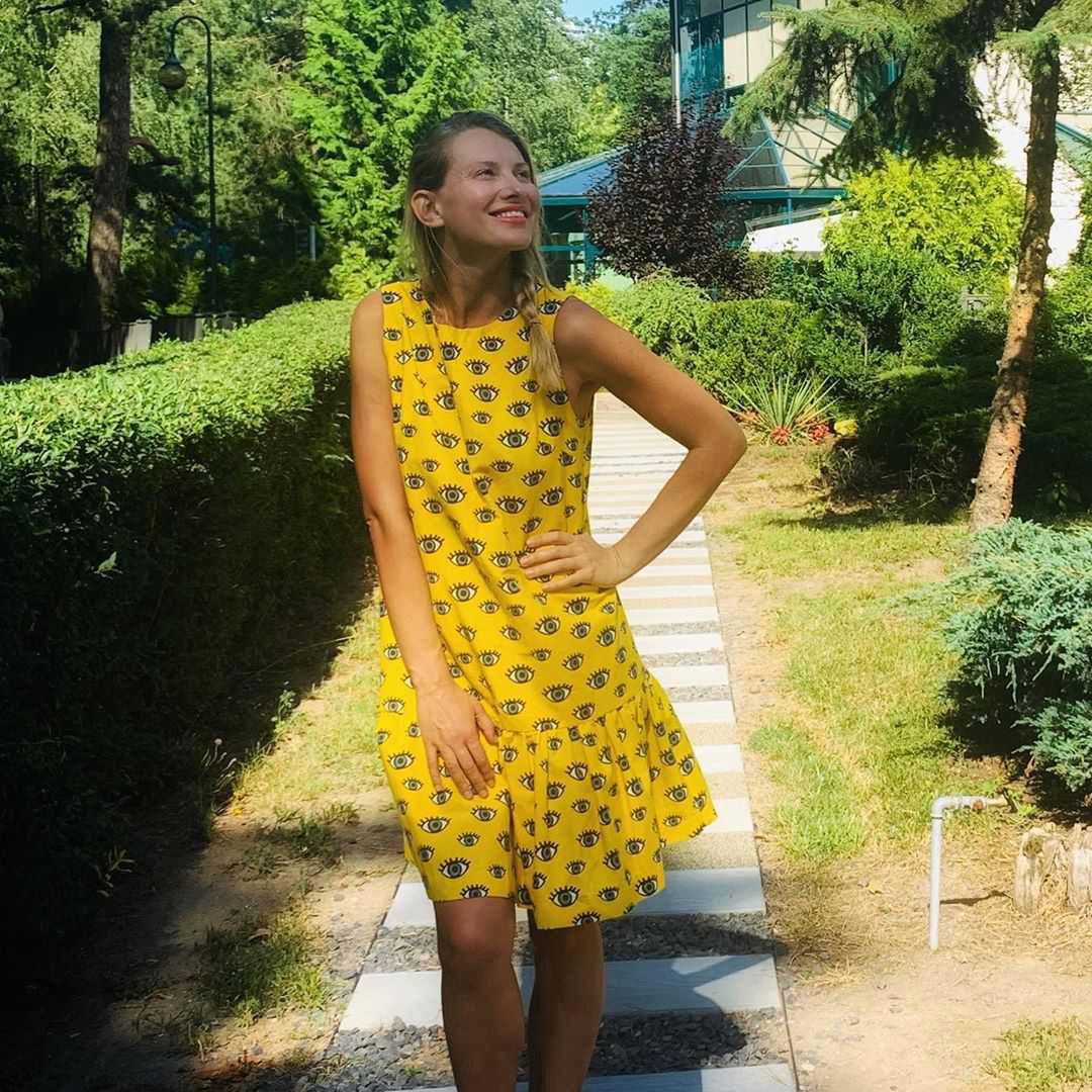Joanna Moro pozuje w ciążowej żółtej mini, czy faktycznie spodziewa się trzeciego dziecka?