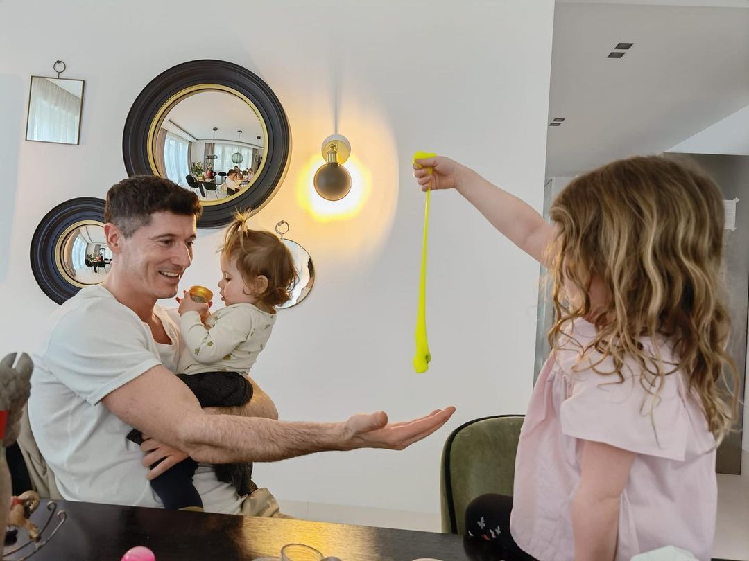 Robert Lewandowski z córkami