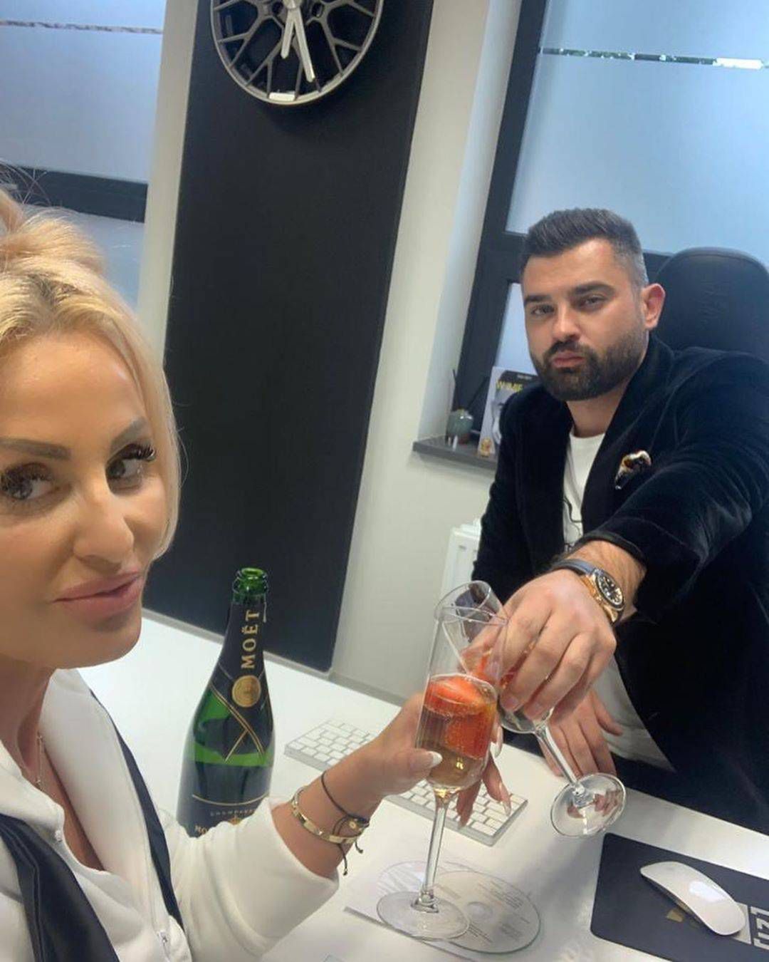 Dagmara Kaźmierska pije szampana z przystojnym brunetem