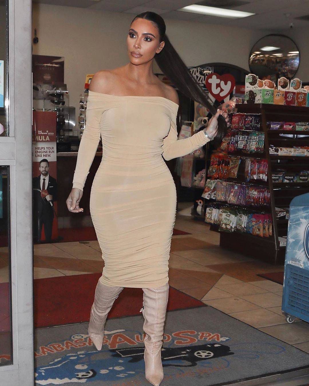 Kim Kardashian w sukience nude
