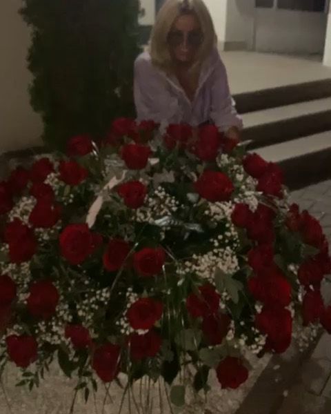 Dagmara Kaźmierska dostała bukiet kwiatów