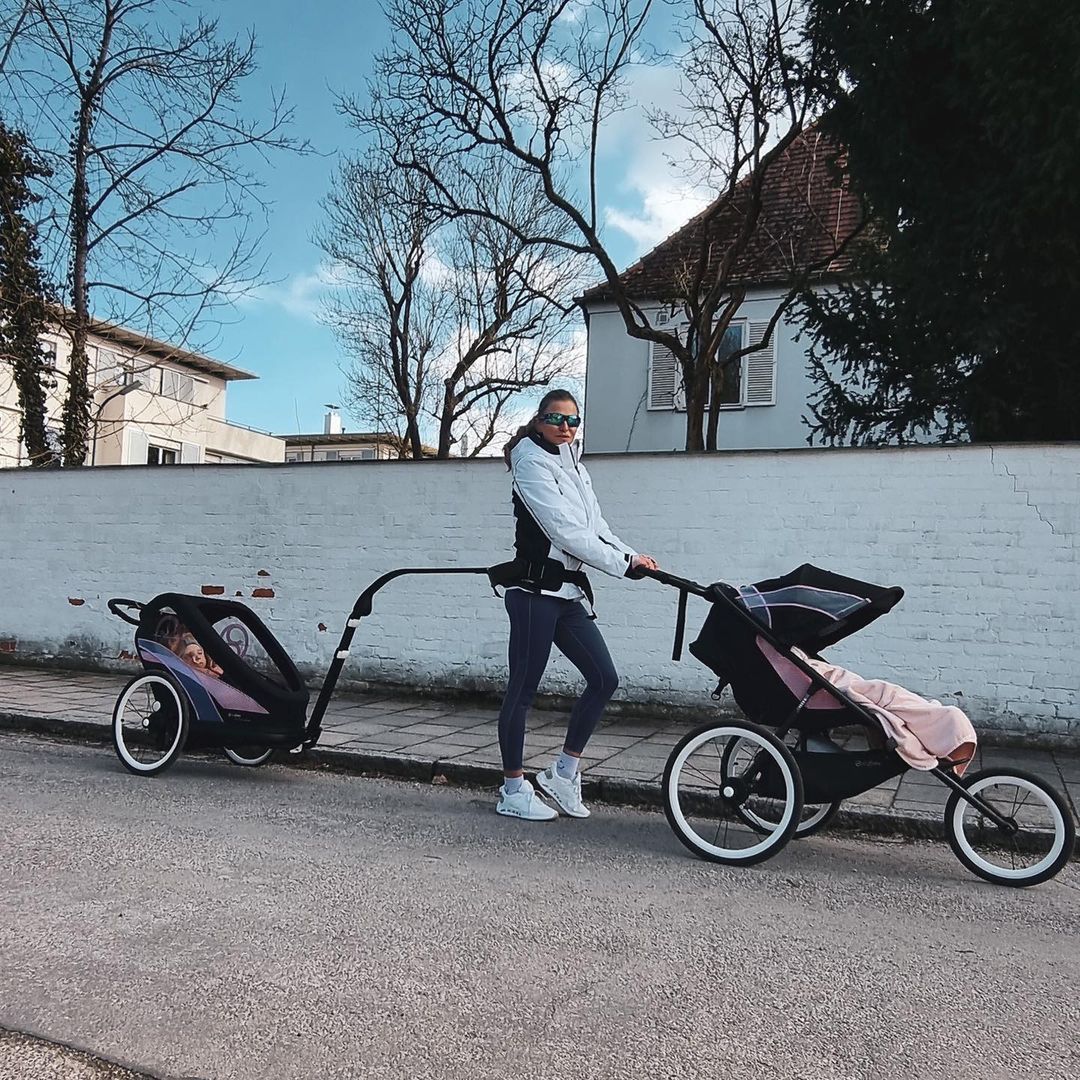 Anna Lewandowska biega z córkami