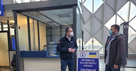 Punkt informacyjny dla uchodźców z Ukrainy na Dworcu Głównym w Poznaniu