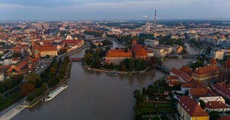 Fala kulminacyjna na Odrze dotarła do Brzegu Dolnego: Trwa walka z powodzią