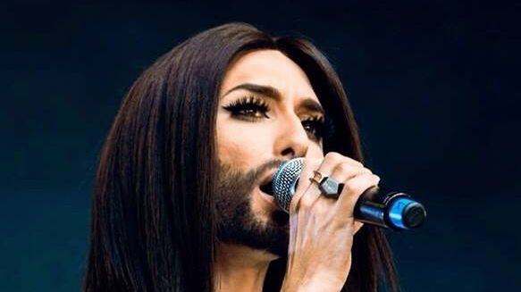 Conchita Wurst w sukience Jacoba