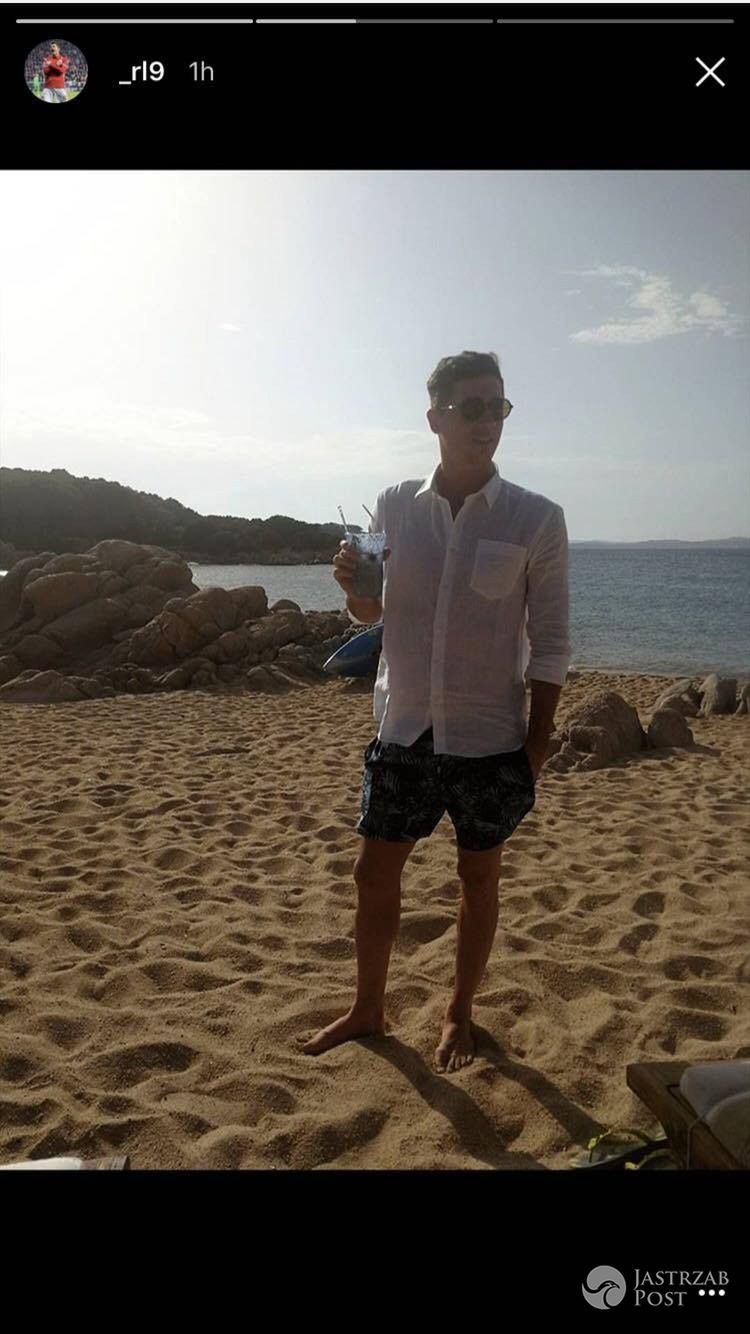Robert Lewandowski z drinkiem na wakacjach