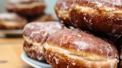 Tłusty Czwartek już za miesiąc. Ile kalorii ma pączek i ile kroków trzeba zrobić, by go spalić?