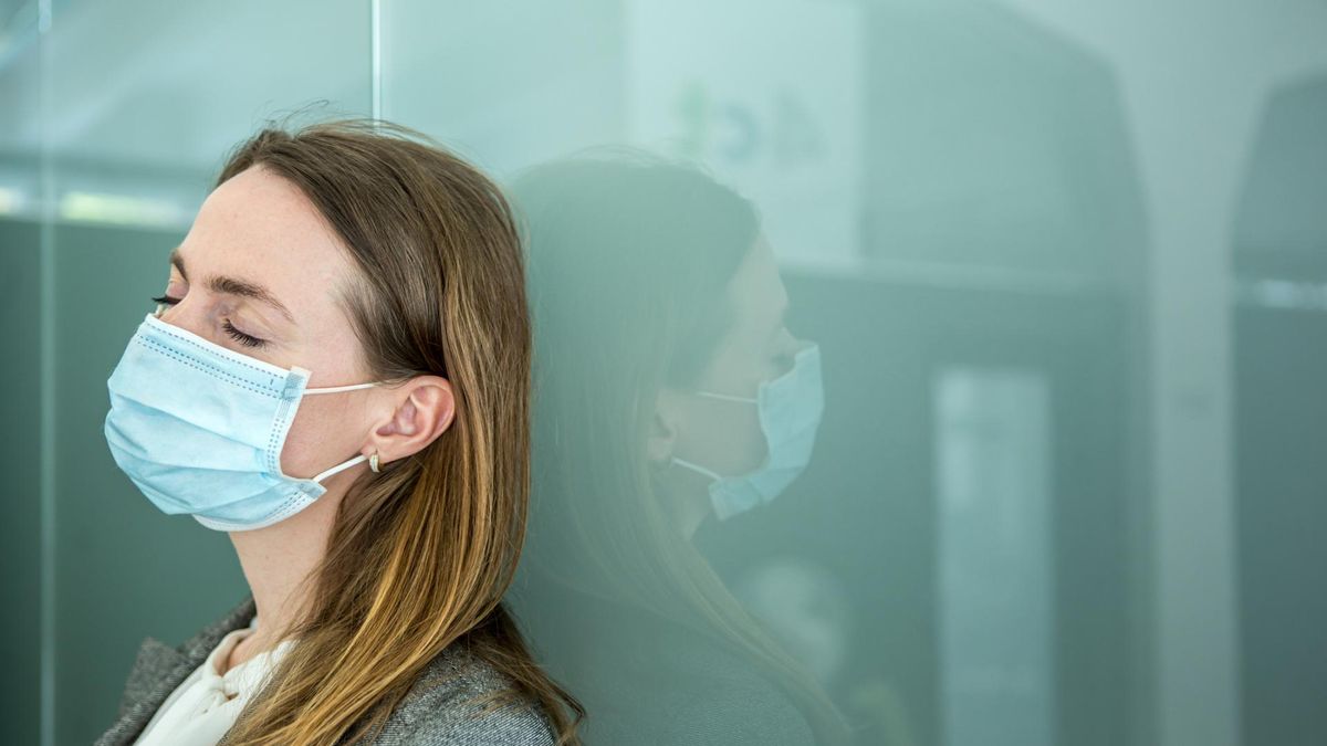 Objawy "mgły covidowej" nie odpuszczają? Neurolog podpowiada, jak sobie z nią radzić