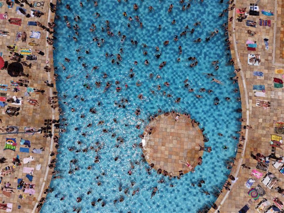 Ludzie szukający ochłody na basenie 27 grudnia w São Paulo